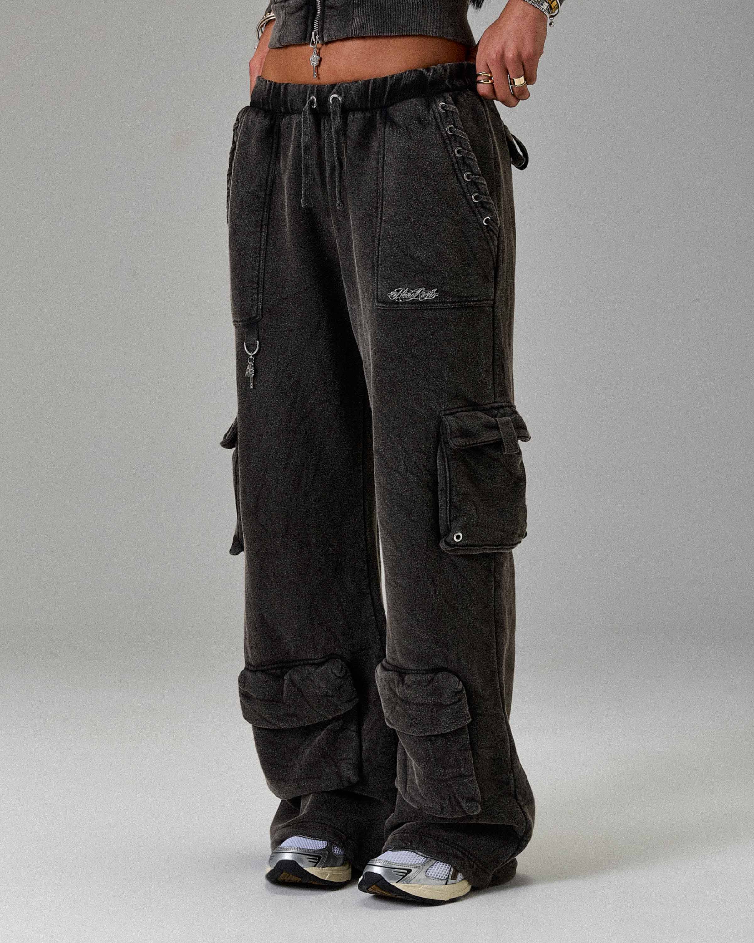 Pantaloni da jogging oversize a gamba larga The Winner's Circle Token - Nero lavato
