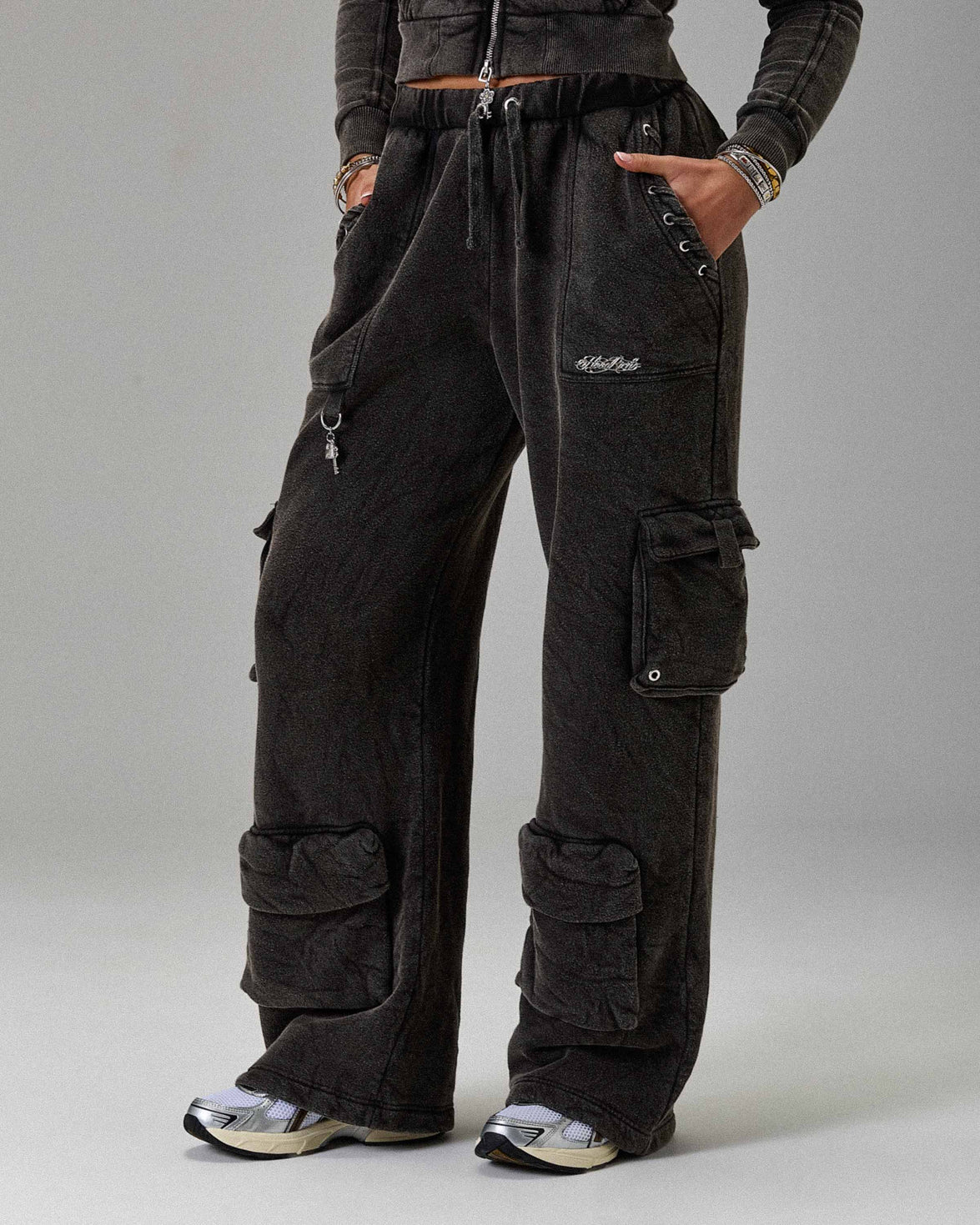 Pantaloni da jogging oversize a gamba larga The Winner's Circle Token - Nero lavato