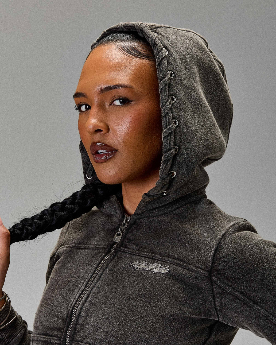 Felpa con cappuccio slim con zip The Winner's Circle Token - Nero lavato