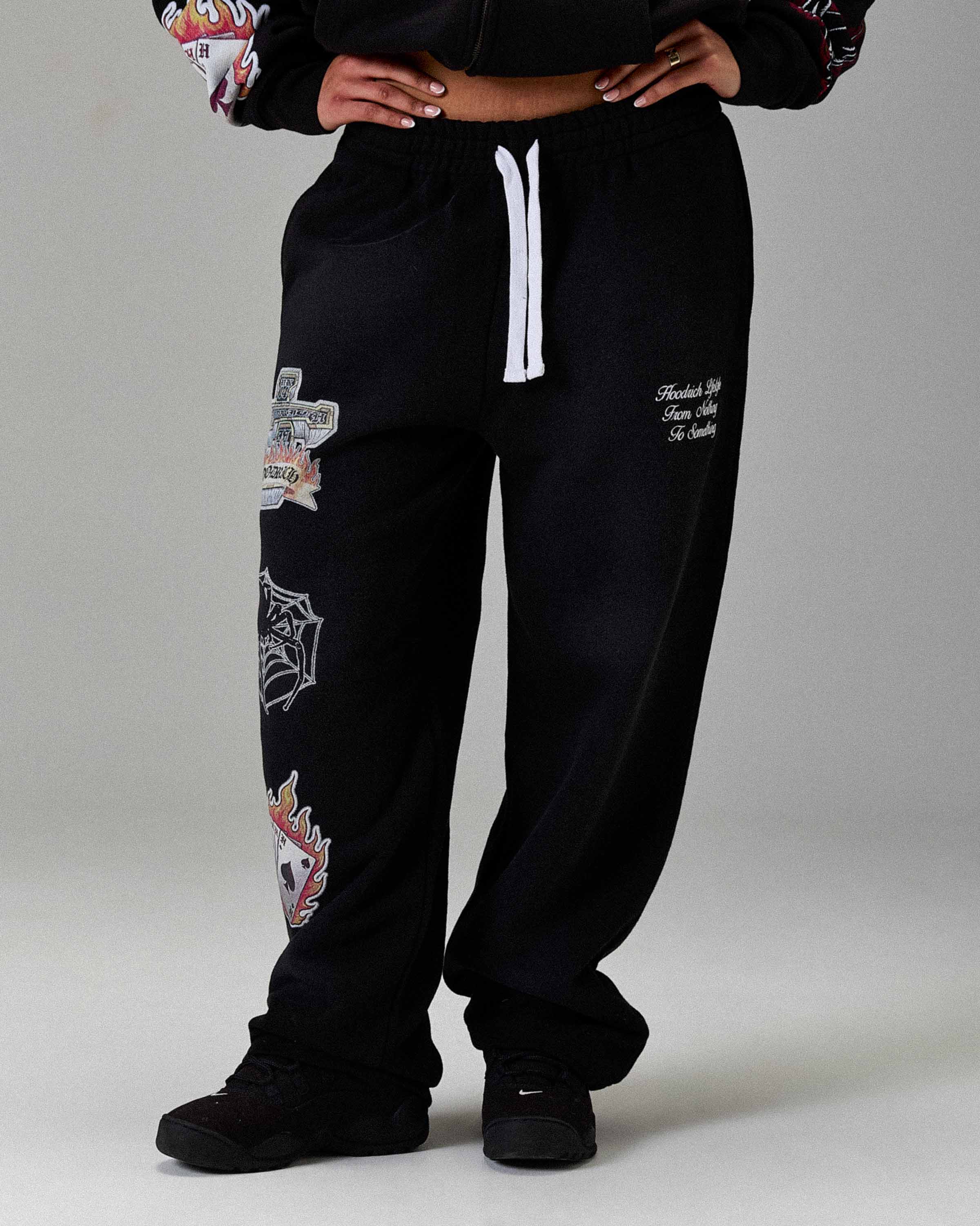 Pantaloni Jogger The Winner's Circle Phase Oversized con Orlo Aperto - Nero