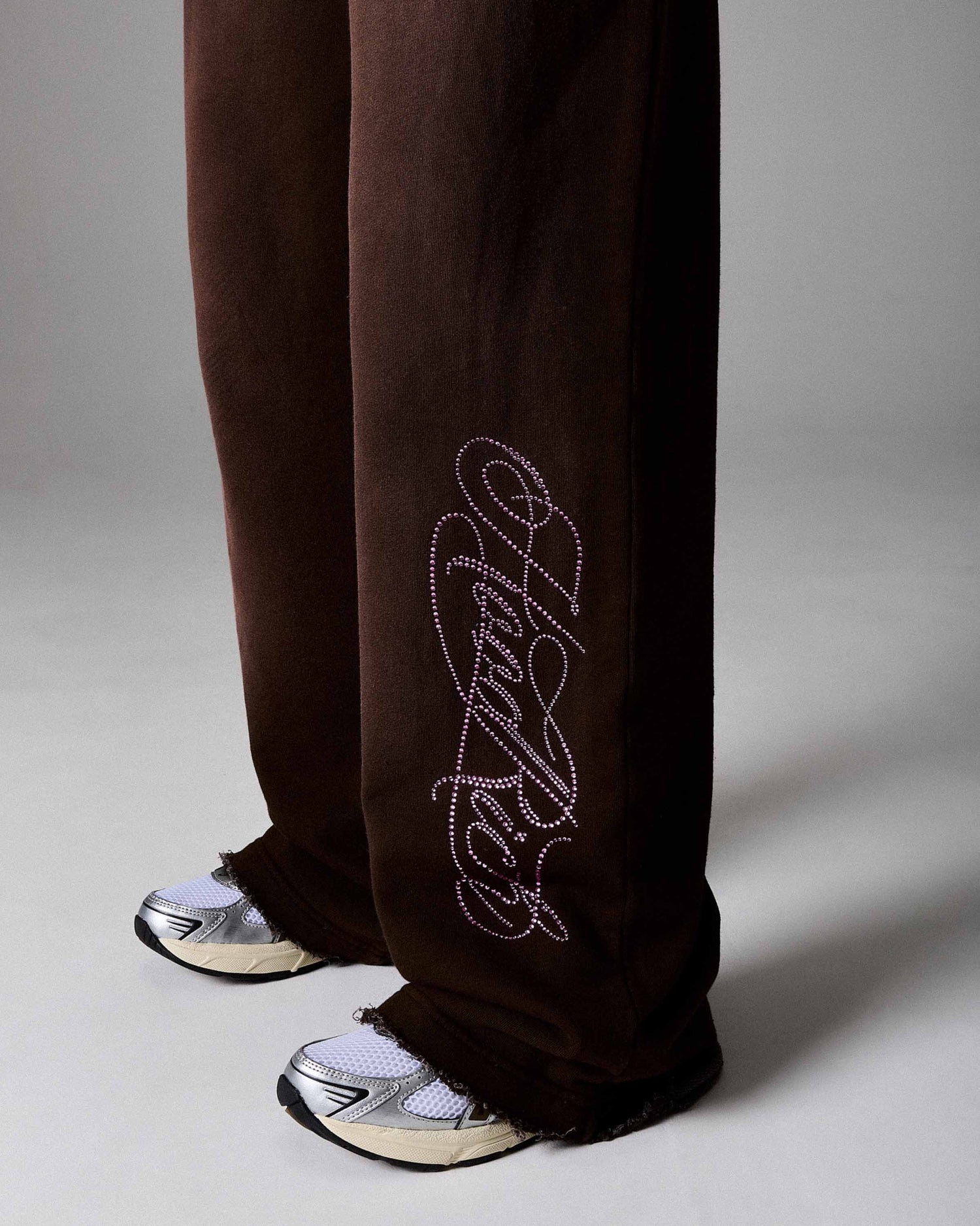 Pantaloni da jogging larghi e a vita bassa The Winner's Circle Amber Script - Marrone/Rosa